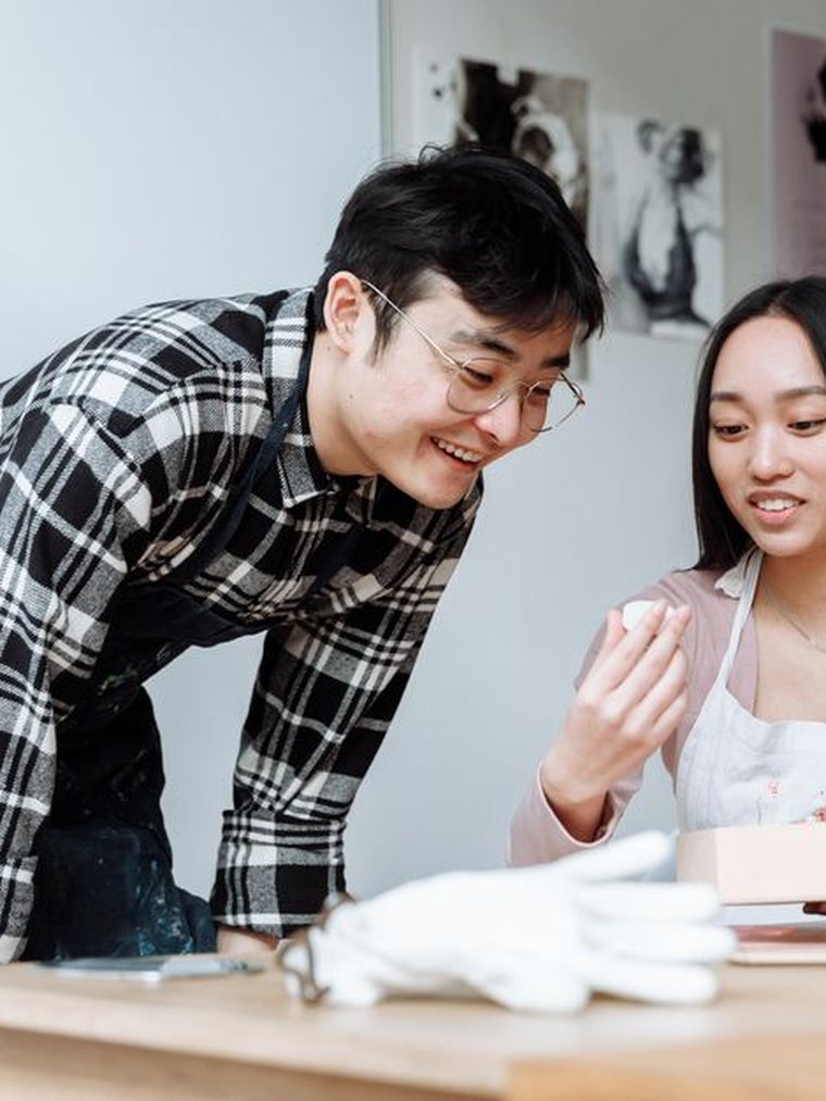 Art-thérapeute accompagnant une personne pendant un atelier